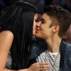Justin-Bieber-kissing (3)